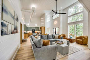 Stunning Cabin with Hot Tub, 1 Mi to Broken Bow Lake